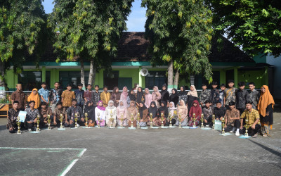 PENYERAHAN PIALA PORSENI TINGKAT MA SE-KABUPATEN NGAWI