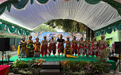 Puncak Milad MAWIDA ke-56, MAN 2 Ngawi Hadirkan Seni Budaya Damar Wulan: Modern Boleh, Budaya Tetap Dijaga