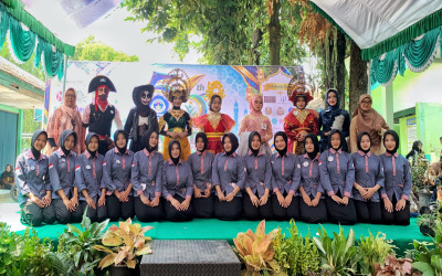 Kreatif dan Penuh Talenta! Siswa Tata Rias MAN 2 Ngawi Unjuk Karya Make Up Karakter hingga Wedding di Milad MAWIDA ke-56